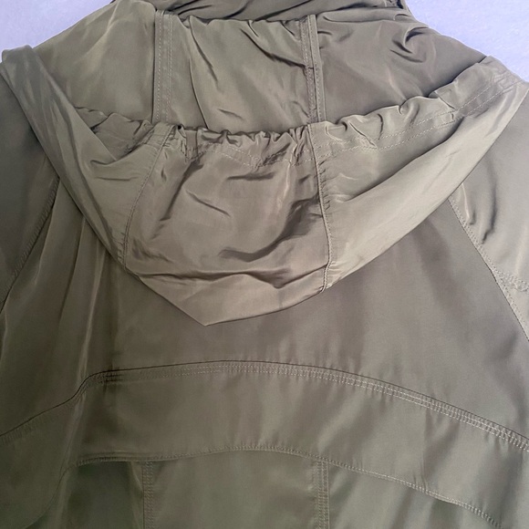 Athleta Drippity Olive Green Windbreaker Jacket Size Medium Light weight - Picture 6 of 13